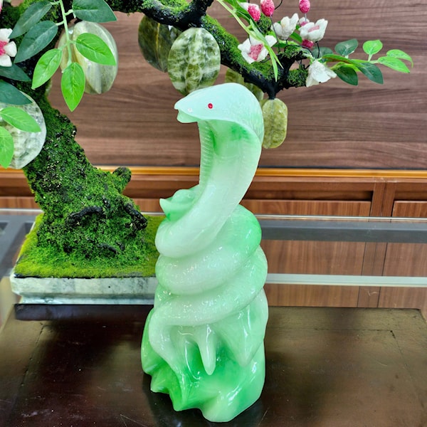 Tượng Rắn Bên Nén Vàng